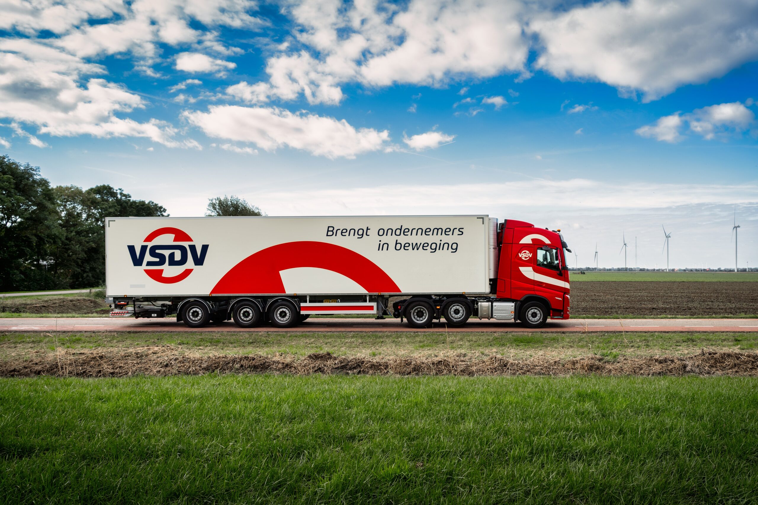 Nieuwe uitstraling voor flink gegroeid Transportbedrijf Van Straalen de Vries